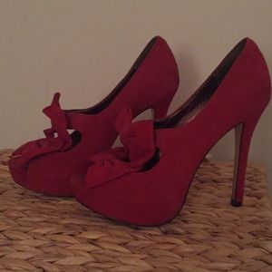 Red bow pumps